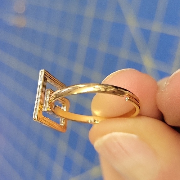 Design Gold Tone Ring Adjustable Size 8 - Picture 3 of 5